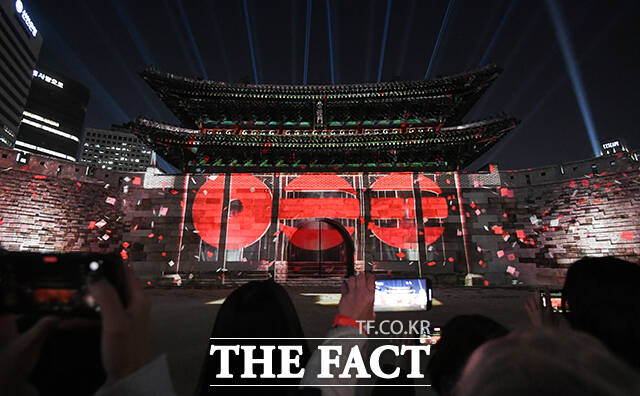 BTS 컴백 미디어 파사드가 그룹 방탄소년단(BTS) 컴백 공연을 하루 앞둔 20일 오후 서울 중구 숭례문에 상영되고 있다. /박상민 기자