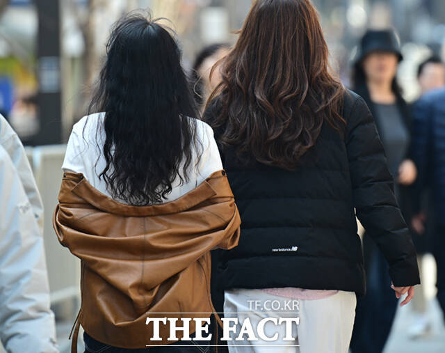 서울 시청광장 일대에서 관계자들이 봄꽃을 식재하고 있다.