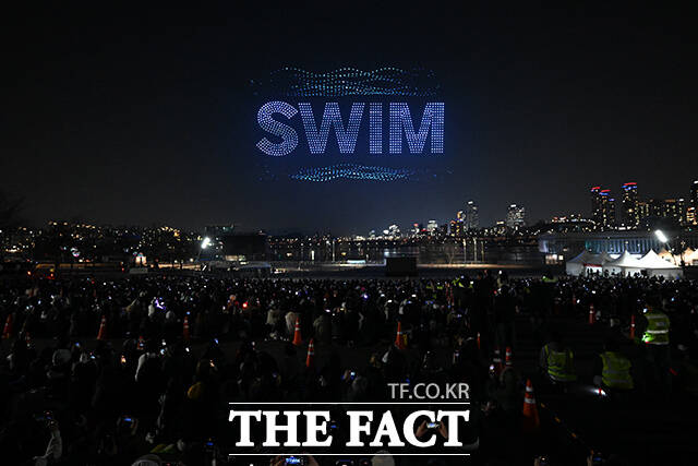 드론으로 보여지는 BTS 멤버 RM.