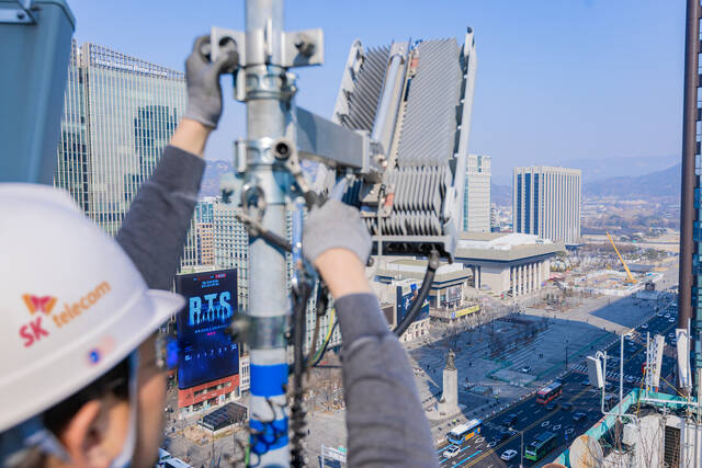 SK텔레콤 직원이 BTS 공연을 앞두고 서울 광화문 주변의 통신 장비를 점검하고 있다. /SK텔레콤