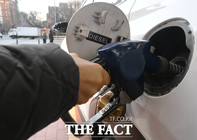 석유 최고가격제 시행 첫날인 13일 오전 서울 노원구 한 주유소에서 한 시민이 주유하고 있다. /박상민 기자