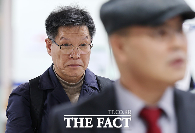 김병헌 대표가 법원 출입구 방향을 가리키고 있다.