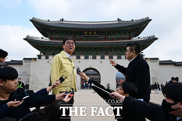 문체부는 21일 서울 광화문광장에서 열리는 방탄소년단 복귀 공연과 관련해 서울 중구·종로구에 공연장 재난 위기경보 '주의' 단계를 발령한다고 밝혔다. 문체부가 공연장 재난을 대상으로 위기 경보를 발령한 것은 이번이 처음이다.