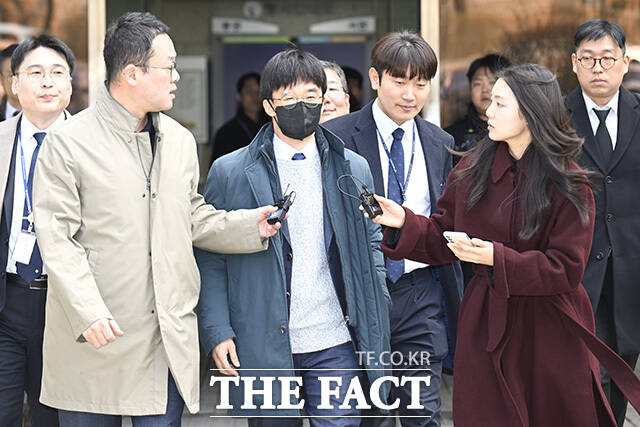 법정에서 소란을 일으킨 혐의를 받는 김용현 전 국방부 장관 변호인 권우현 변호사가 20일 오후 서울 서초구 서울중앙지방법원에서 구속 전 피의자 심문을 마친 후 구치소로 이동하고 있다. /송호영 기자