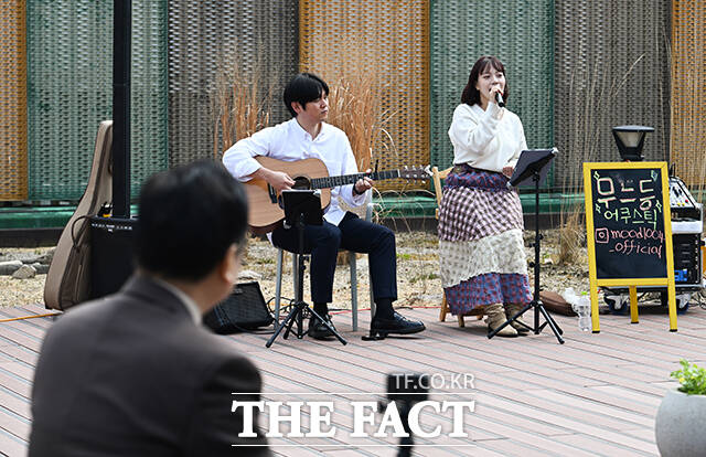 우원식 국회의장이 20일 오후 서울 여의도 국회 강변서재에서 열린 국회 개방 버스킹 콘서트를 관람하고 있다. /국회=박헌우 기자