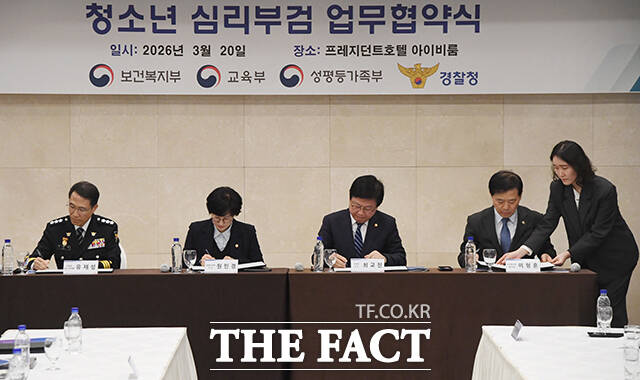 유재성 경찰청장 직무대행, 원민경 성평등가족부 장관, 최교진 교육부 장관, 이형훈 보건복지부 제2차관(왼쪽부터)이 청소년 심리부검 관계 부처 업무협약서에 서명을 하고 있다.