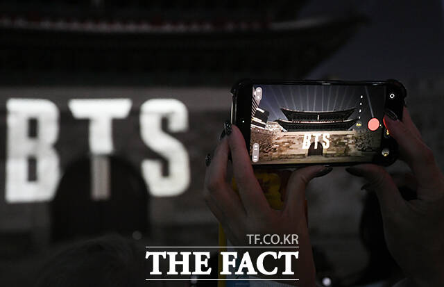 BTS 컴백 미디어 파사드가 그룹 방탄소년단(BTS) 컴백 공연을 하루 앞둔 20일 오후 서울 중구 숭례문에 상영되고 있다. /박상민 기자