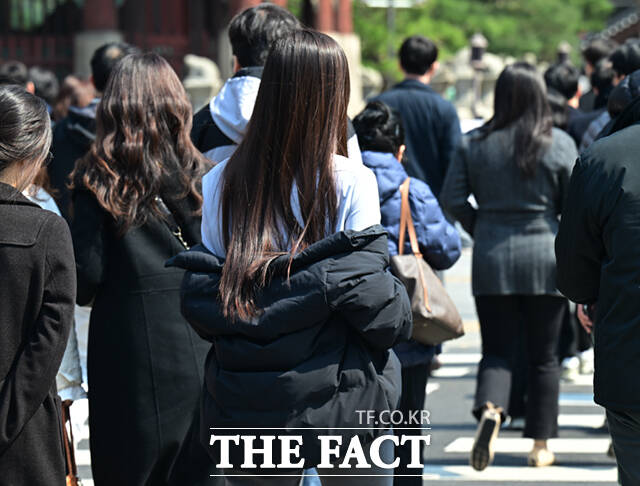 서울 시청광장 일대에서 관계자들이 봄꽃을 식재하고 있다.