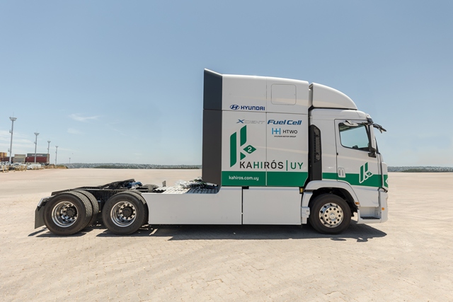 현대자동차는 최근 '카이로스 프로젝트' 투입을 위해 우루과이 현지에 엑시언트 수소전기트럭 8대를 공급했다고 20일 밝혔다. 친환경 물류 구축 프로젝트 투입을 위해 우루과이 현지에 공급된 현대차 엑시언트 수소전기트럭. /현대차