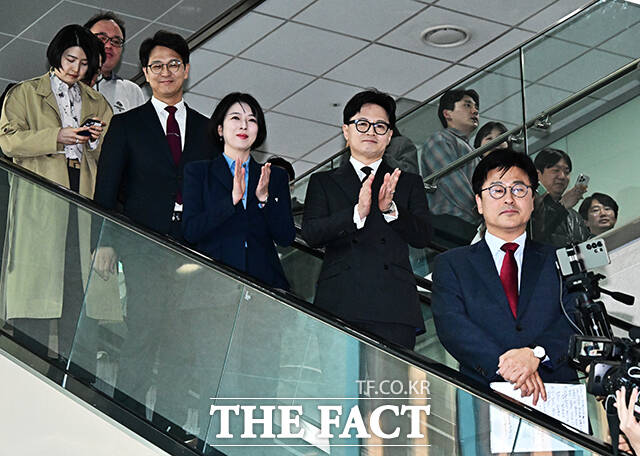 지지자들의 응원에 박수로 화답하는 한동훈 전 대표와 배현진 의원.