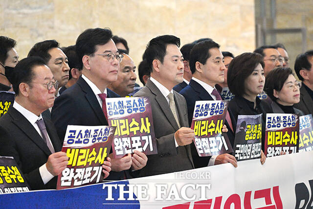 이정현 공천관리위원장은 '중진 컷오프(공천 배제)' 기조 논란에도 정면 돌파 의지를 굽히지 않고 있다. 사진은 송언석 국민의힘 원내대표와 장동혁 대표 및 국민의힘 의원들이 19일 오후 서울 여의도 국회 로텐더홀에서 열린 중수청·공소청법 강행처리 규탄대회에서 손피켓을 들어보이고 있는 모습. /남용희 기자