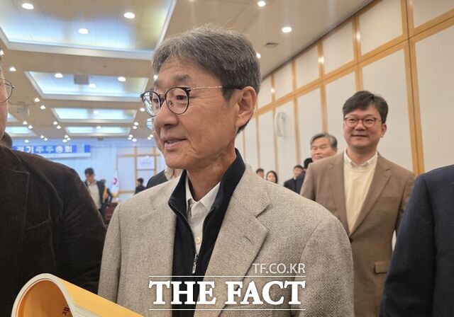 20일 서울 동작구 신대방동 농심빌딩에서 열린 농심 정기주주총회가 끝난 후 신동원 농심 회장이 기자들과 만나 질문에 답변하고 있다. /뉴시스