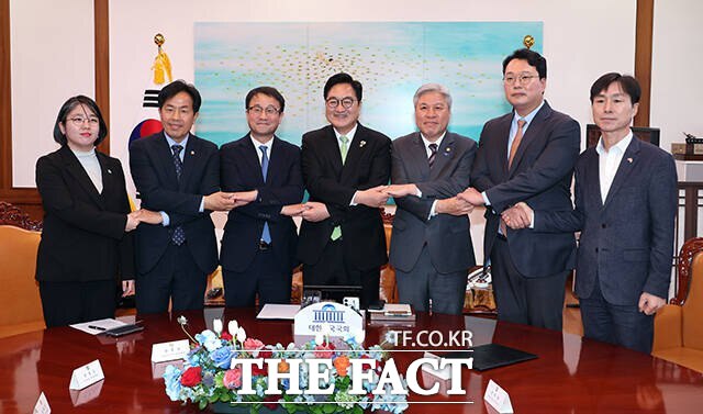 우 의장이 지난 19일 오후 국회에서 '초당적 개헌추진을 위한 제정당 연석회의'에 참석해 기념 촬영을 하는 모습. 왼쪽부터 용혜인 기본소득당 원내대표, 윤종오 진보당 원내대표, 한병도 민주당 원내대표, 우 의장, 서왕진 조국혁신당 원내대표, 천하람 개혁신당 원내대표, 한창민 사회민주당 원내대표. /배정한 기자