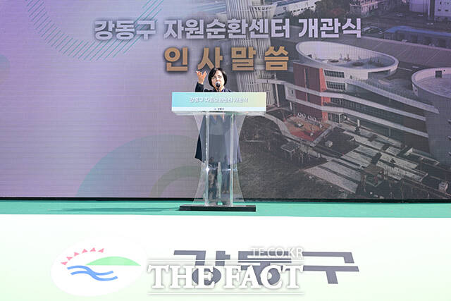 이날 열린 개관식에서 이수희 구청장을 비롯한 강동구의 각 동 대표 주민들이 수도권 생활 폐기물 직매립 시행에 따라 쓰레기 감량 실천을 확산하기 위한 '생활폐기물 다이어트 실천 서약 챌린지'에 참여하며 기념사진을 찍고 있다.