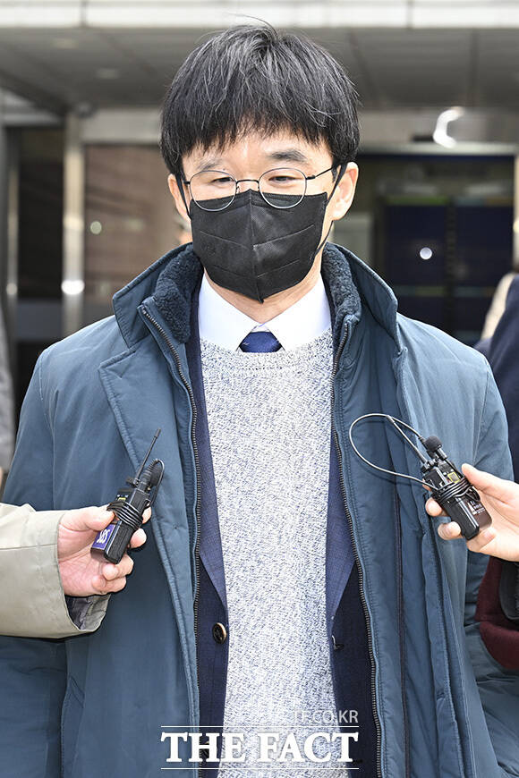 권우현 변호사가 츼재진을 바라보고 있다.