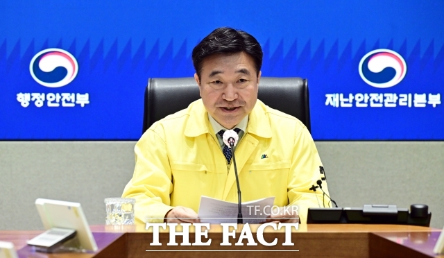 행정안전부는 20일 오후 대전 대덕구 문평동 자동차 부품공장에서 발생한 화재와 관련해 범정부적 대응을 위해 이날 오후 7시30분을 기해 중앙재난안전대책본부를 가동한다고 밝혔다. 윤호중 행안부 장관은 피해 확산 방지에 주력해달라고 당부했다. /임영무 기자