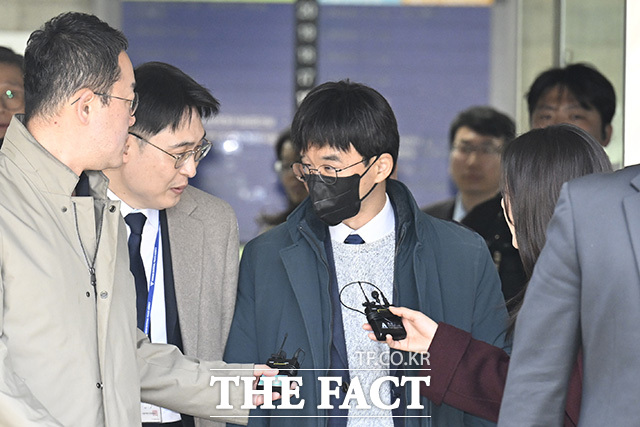 권우현 변호사가 츼재진을 바라보고 있다.