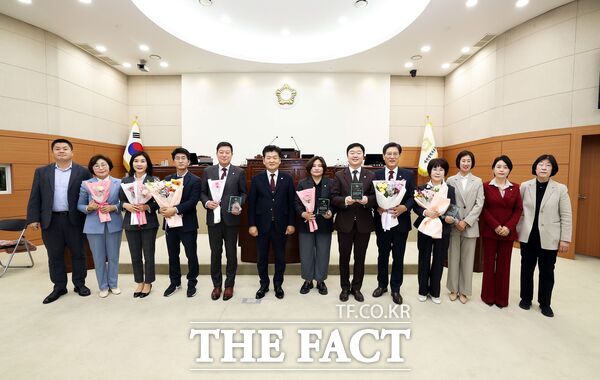 대전시 유성구의회가 20일 제285회 임시회 제2차 본회의를 끝으로 제9대 의회의 마지막 임시회 일정을 모두 마무리하고 지난 2년간 의정 발전에 기여한 의장단과 상임위원장에게 공로패를 수여했다. /유성구의회