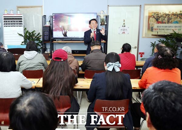 대전시 서구가 19일 정신재활시설 한울타리를 방문해 이용자 30여 명을 대상으로 심뇌혈관질환 예방 관리 교육을 진행하고 있다. 서철모 청장이 교육에 앞서 인사말을 하고 있다. /대전 서구