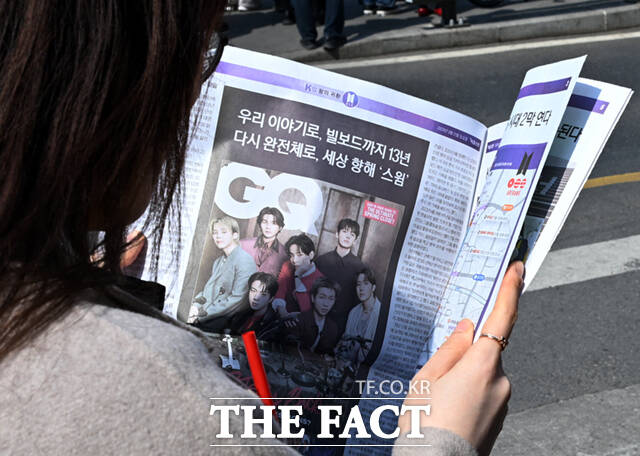 20일 오후 서울 광화문 인근 한 카페에서 아미(BTS 팬덤) 세트를 선보이고 있다.