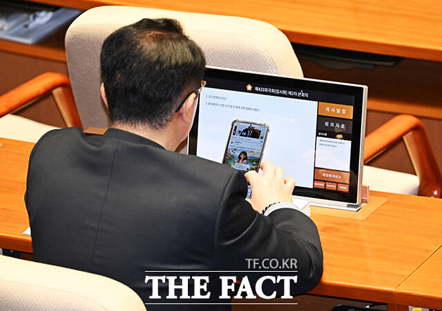 공소청법안(대안)에 대한 무제한 토론(필리버스터)을 들으며 SNS 확인하는 문금주 더불어민주당 의원.