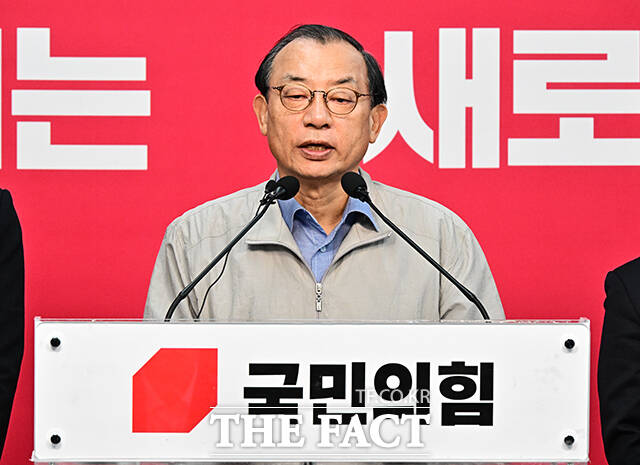 6·3 지방선거를 앞두고 국민의힘이 공천을 둘러싼 극한 대립의 소용돌이 속으로 빠져들고 있다. 사진은 이정현 국민의힘 공천관리위원장이 20일 오전 서울 영등포구 여의도 중앙당사에서 경상북도지사 예비경선 결과를 발표하고 있는 모습. /배정한 기자