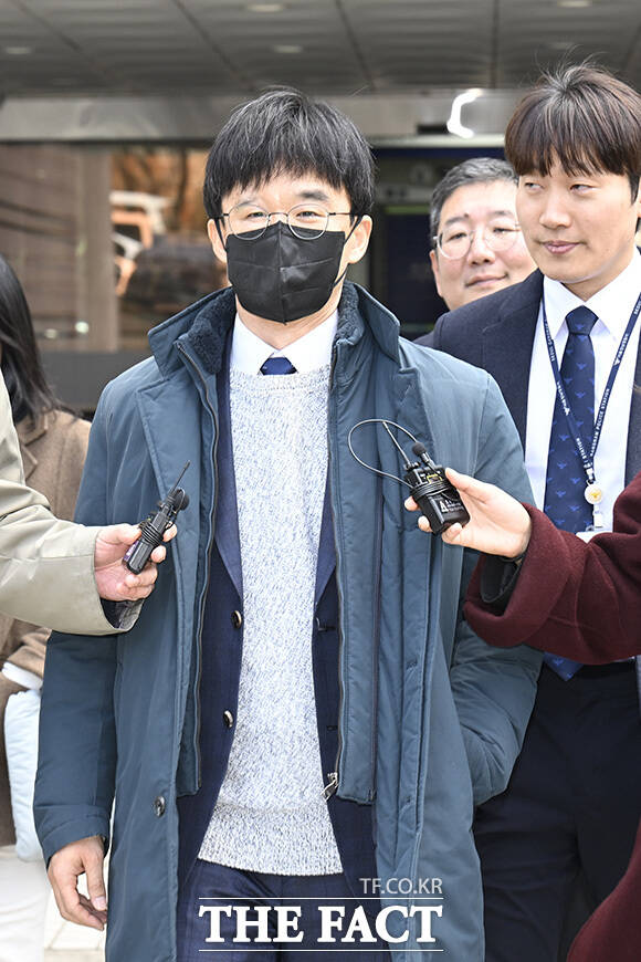 권우현 변호사가 츼재진을 바라보고 있다.