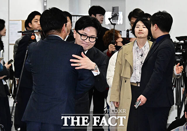 김종혁 전 최고위원과 포옹하는 한동훈 전 대표.