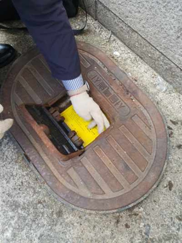 서울시는 3월 고액·상습 체납자 등의 미납 수도요금 222억원에 대해 합동징수반을 중심으로 현장 징수 활동을 추진한다. 사진은 수도요금 체납자 단수 조치를 진행하는 모습. /서울시