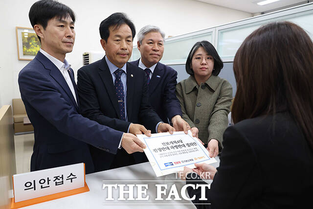 개혁진보4당이 20일 오후 서울 여의도 국회 의안과에서 대한민국 국군의 미국-이란 전쟁 및 호르무즈 해협 군사 파병 반대 결의안을 제출하고 있다. 왼쪽부터 한창민 사회민주당 원내대표와 윤종오 진보당 원내대표, 서왕진 조국혁신당 원내대표, 용혜인 기본소득당 원내대표. /국회=배정한 기자