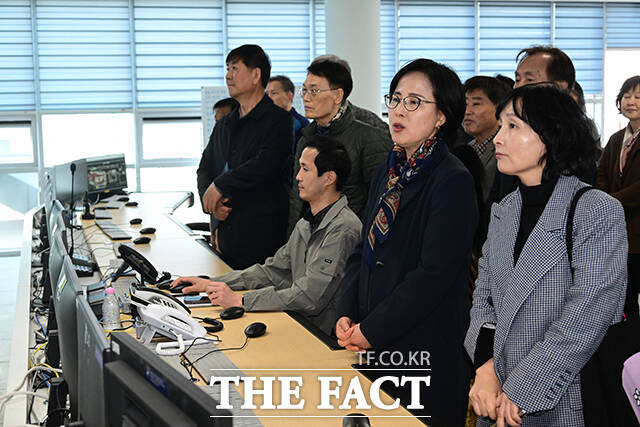 이날 열린 개관식에서 이수희 구청장을 비롯한 강동구의 각 동 대표 주민들이 수도권 생활 폐기물 직매립 시행에 따라 쓰레기 감량 실천을 확산하기 위한 '생활폐기물 다이어트 실천 서약 챌린지'에 참여하며 기념사진을 찍고 있다.