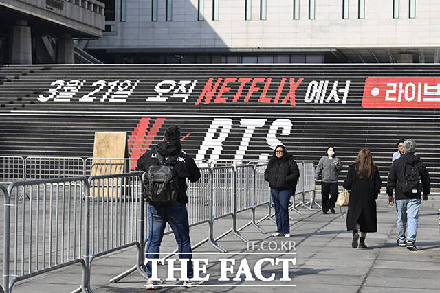 시민과 외국인 관광객들이 지난 19일 서울 광화문광장에 마련된 BTS 공연 무대를 찾아 사진을 촬영하고 있다. /송호영 기자