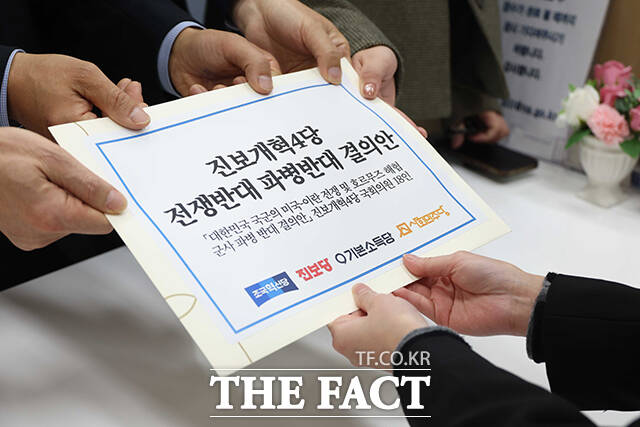 개혁진보4당이 20일 오후 서울 여의도 국회 의안과에서 대한민국 국군의 미국-이란 전쟁 및 호르무즈 해협 군사 파병 반대 결의안을 제출하고 있다. 왼쪽부터 한창민 사회민주당 원내대표와 윤종오 진보당 원내대표, 서왕진 조국혁신당 원내대표, 용혜인 기본소득당 원내대표. /국회=배정한 기자