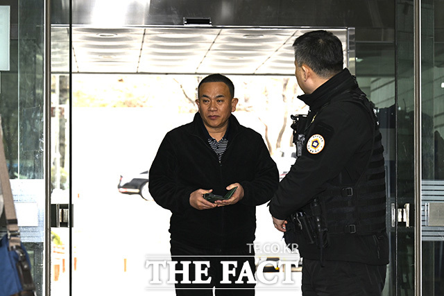 법원 경비원이 명태균 씨와 오세훈 서울시장의 지지자의 언쟁을 말리고 있다.