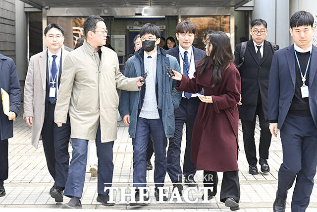 권우현 변호사가 츼재진을 바라보고 있다.