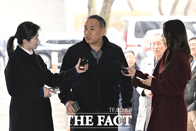 법원 경비원이 명태균 씨와 오세훈 서울시장의 지지자의 언쟁을 말리고 있다.