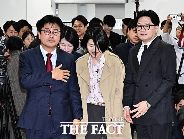 한동훈 전 국민의힘 대표(오른쪽)와 배현진 의원(왼쪽 두번째), 한지아 의원이 20일 오후 서울 여의도 국회 소통관에서 열린 김종혁 전 최고위원(왼쪽)의 가처분 승소 관련 기자회견에 참석하고 있다. /국회=배정한 기자