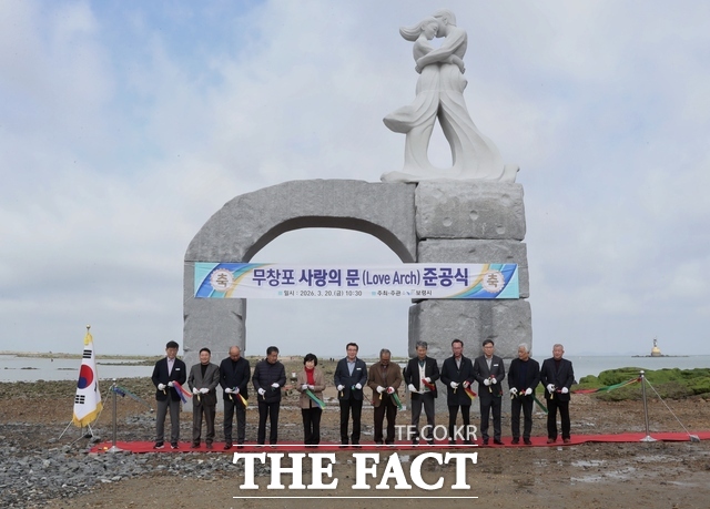보령시 무창포해수욕장에서 열린 신비의 바닷길 상징 조형물 준공식에서 김동일 보령시장과 최은순 보령시의회 의장 등 관계자들이 테이프 커팅을 하고 있다. /보령시