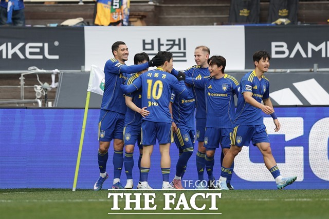 김현석 감독 체제로 팀을 재편한 이후 개막 3연승을 달린 울산 HD선수들./K리그