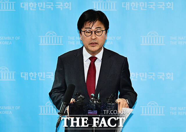 취재진의 질의에 답변하는 김종혁 전 최고위원.