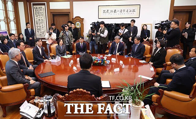 우원식 국회의장이 지난 19일 국회에서 열린 초당적 개헌추진을 위한 제정당 연석회의를 주재하는 모습. /배정한 기자