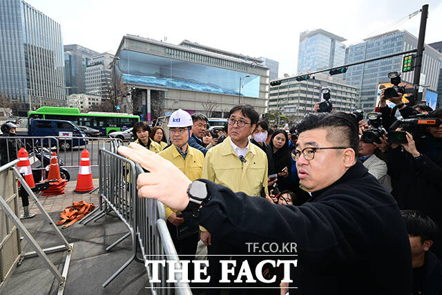 문체부는 21일 서울 광화문광장에서 열리는 방탄소년단 복귀 공연과 관련해 서울 중구·종로구에 공연장 재난 위기경보 '주의' 단계를 발령한다고 밝혔다. 문체부가 공연장 재난을 대상으로 위기 경보를 발령한 것은 이번이 처음이다.