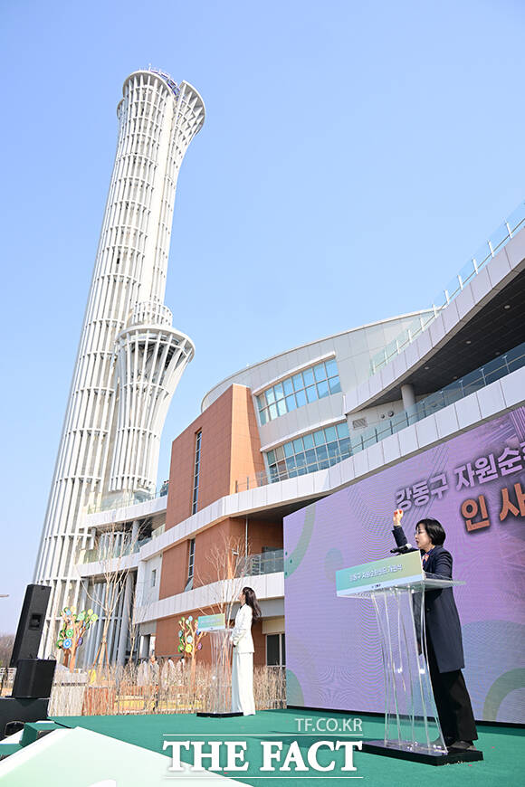 이날 열린 개관식에서 이수희 구청장을 비롯한 강동구의 각 동 대표 주민들이 수도권 생활 폐기물 직매립 시행에 따라 쓰레기 감량 실천을 확산하기 위한 '생활폐기물 다이어트 실천 서약 챌린지'에 참여하며 기념사진을 찍고 있다.