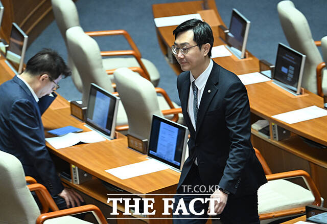 더불어민주당을 탈당한 장경태 무소속 의원이 20일 오후 서울 여의도 국회에서 열린 제433회 국회(임시회) 제433-2차 본회의에 참석해 공소청법안(대안)에 대한 무제한토론 종결동의의 건 표결을 마치고 본회의장을 나서고 있다. /국회=박헌우 기자