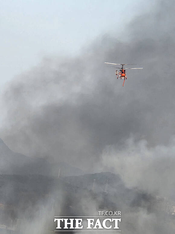 20일 오후 1시17분께 대전광역시 대덕구 문평동의 자동차 부품공장에서 화재가 발생해 소방헬기가 화재 진압을 하고 있다. /독자 제공