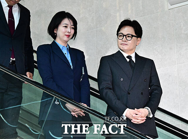 소통관 나서는 배현진 의원과 한동훈 전 대표.