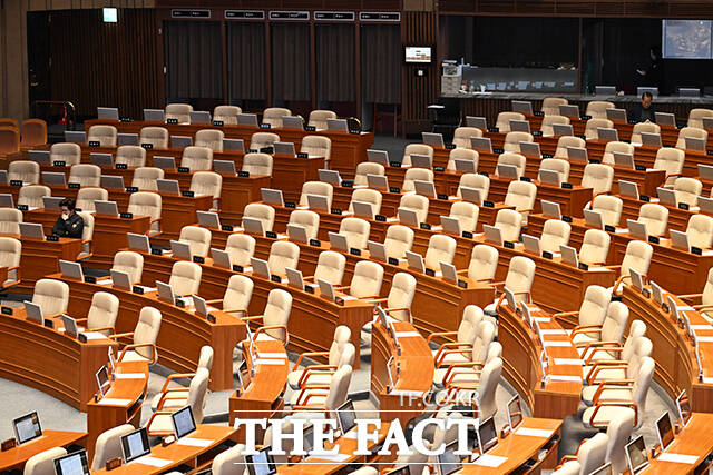 본회의장에 앉아 있는 강선영, 권영세 국민의힘 의원.