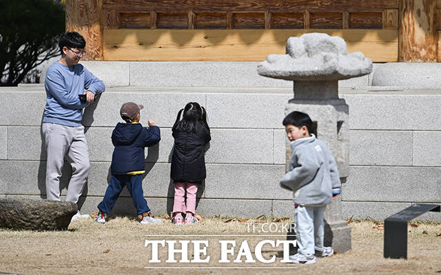 어린 아이가 눈을 가리고 꼭 숨어 있습니다.