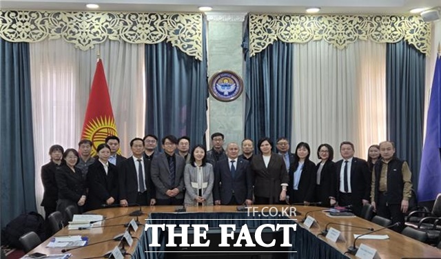키르기스스탄 대기질 개선 ODA 사업 착수 회의 참석자들이 기념사진을 촬영하고 있다. /KTL