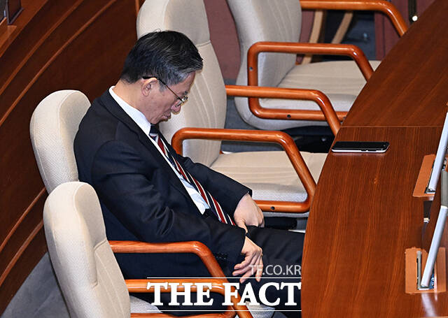 밤새도록 이어진 필리버스터에 지친 정성호 법무부 장관.